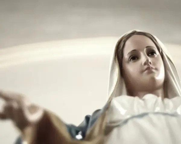 Figurka Matki Boskiej z wyciągniętym palcem, jakby odpowiadała na pytanie, czy Maryja miała więcej dzieci.