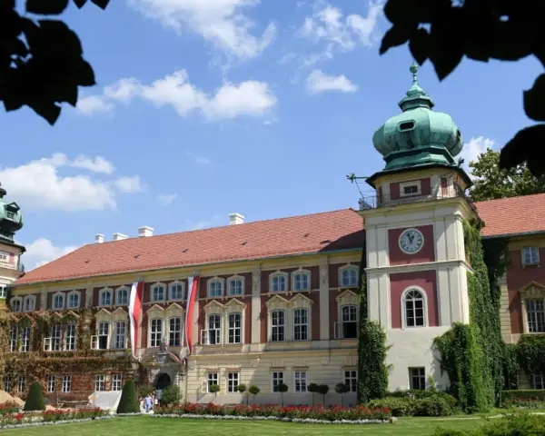 Pałac w Mosznej, gdzie nagrywano "Trędowatą", z zielonymi wieżyczkami i ogrodem.