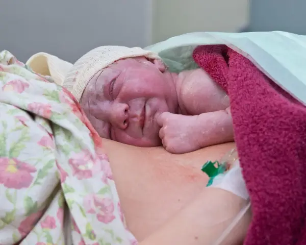 Nowe życie na piersi mamy. Pierwsze chwile po narodzinach to czas na kangurowanie i budowanie więzi.
