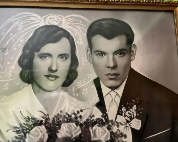 Para świętująca diamentowe gody, ile to lat? 60 lat wspólnego życia, uwiecznione na portrecie ślubnym.