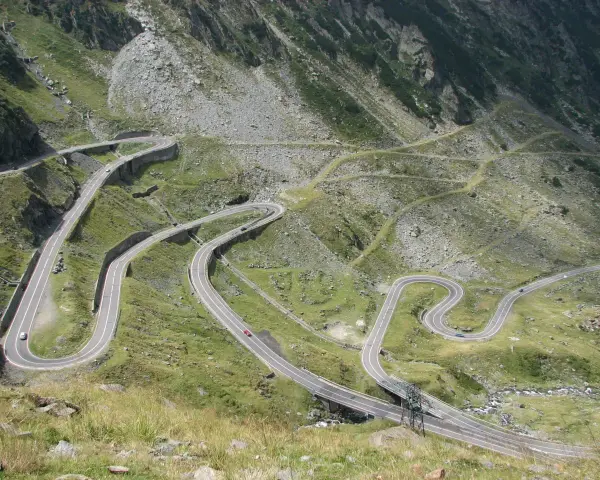 Kręta droga w górach, idealna na gotowe trasy motocyklowe. Wiele zakrętów i malownicze widoki.