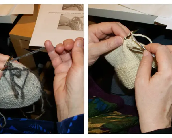Händer stickar med garn och stickor. Instruktioner syns i bakgrunden. Man kan se hur man ska sticka upp maskor.