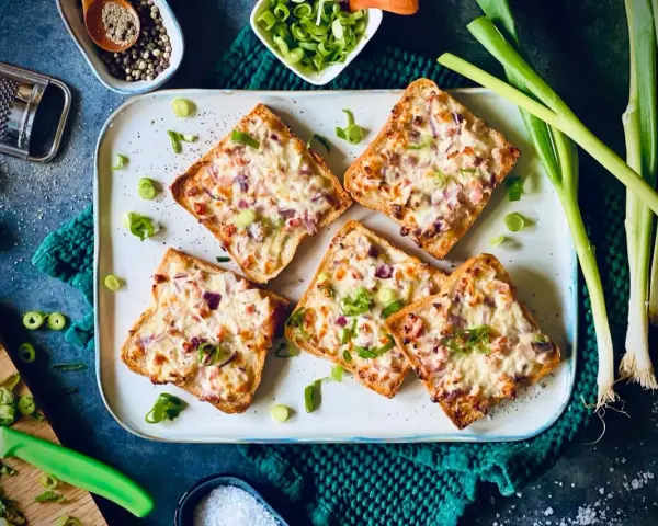 Herzhafte überbackene Brote mit Zwiebeln und Speck – tolle Ideen für ein schnelles Abendessen!