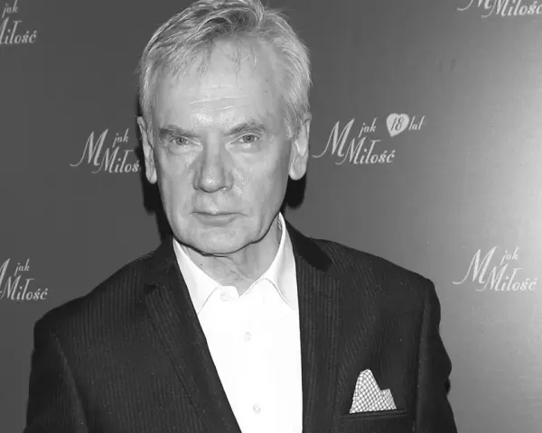 Portret Andrzeja M., aktora, który zmarł w 2023 roku. W tle logo "M jak Miłość".