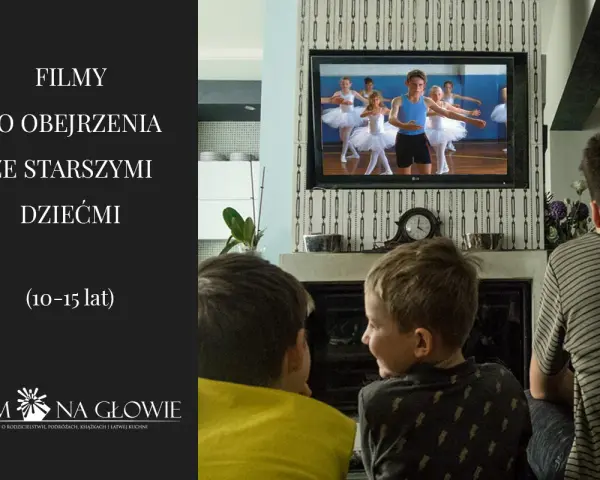 Dwóch chłopców ogląda na ekranie film o balecie. To mądre filmy warte obejrzenia z dziećmi w wieku 10-15 lat.