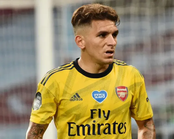 El uruguayo del Arsenal, Lucas Torreira, con su icónica camiseta amarilla, luce concentrado en el partido.