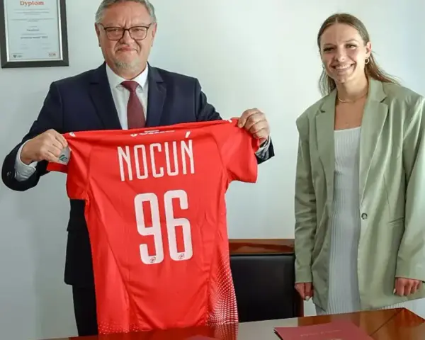 Dagmara Nocuń z dumą prezentuje koszulkę z numerem 96, symbolizującą jej sportowe osiągnięcia.