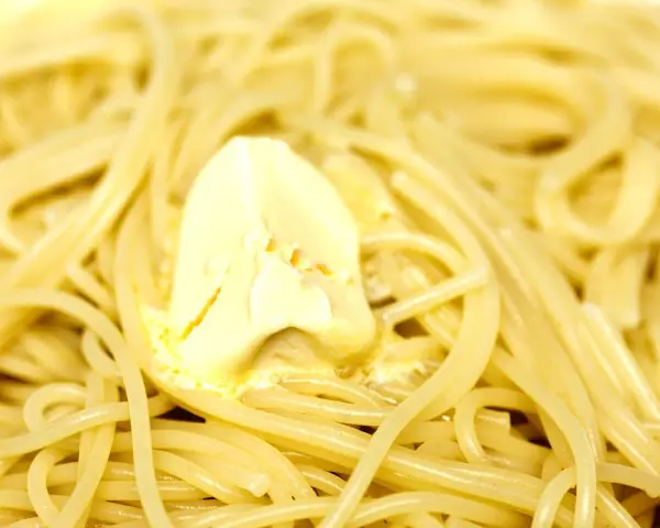 Spaghetti fumanti con un pezzo di burro che si scioglie, un classico piatto di pasta in bianco.