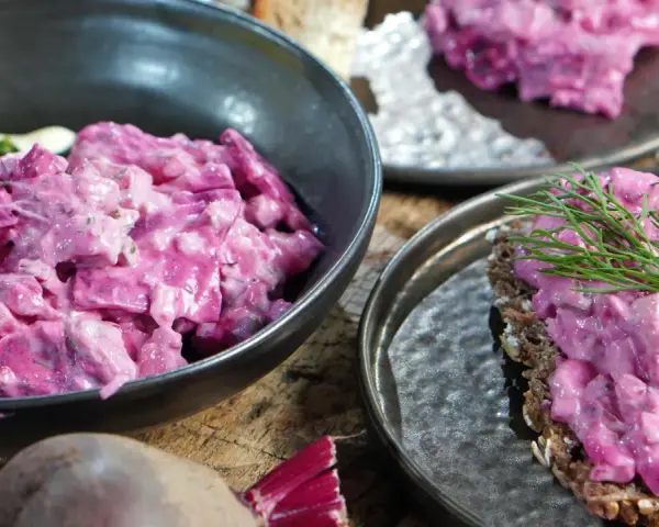 Klassisches Heringssalat Rezept: Cremiger Salat mit Roter Bete, Kartoffeln und Dill auf Brot.