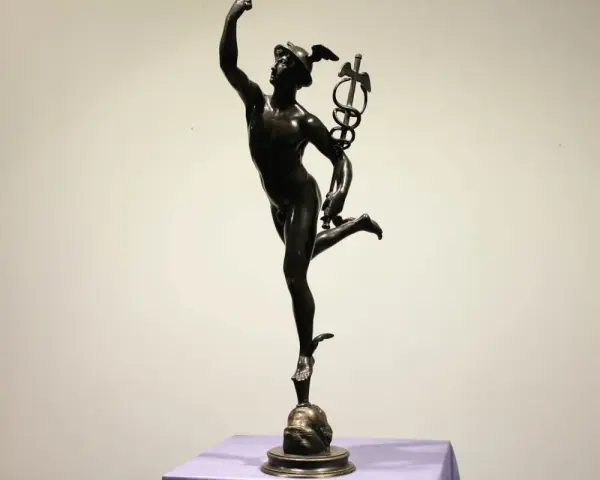 Mercure ailé, le caducée à la main, dans une pose dynamique. Cette sculpture en bronze, inspirée par Jean de Bologne, semble prête à s'envoler.