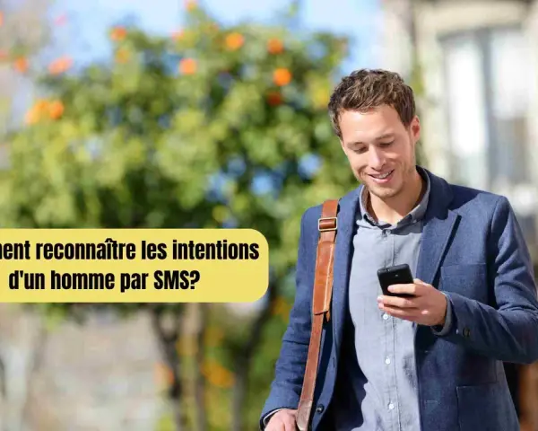 Un homme souriant regarde son téléphone, se demandant comment savoir ce qu'il pense de moi par SMS.