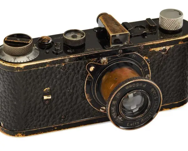 Un vieil appareil photo Leica avec son objectif le plus cher, le Leitz Anastigmat 50mm, témoin d'une époque révolue.