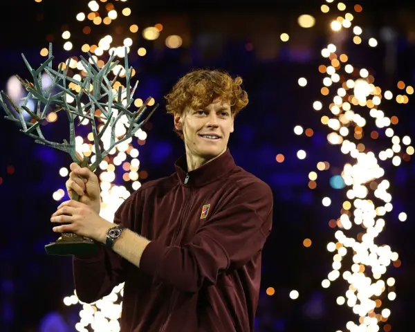 Tenista con trofeo de árbol, rodeado de fuegos artificiales. ¡Un verdadero "grand slam sinner" en la cima!