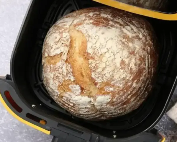 Chleb z airfryer, rumiany i pachnący, gotowy do podania. Idealny na szybkie śniadanie lub dodatek do obiadu.