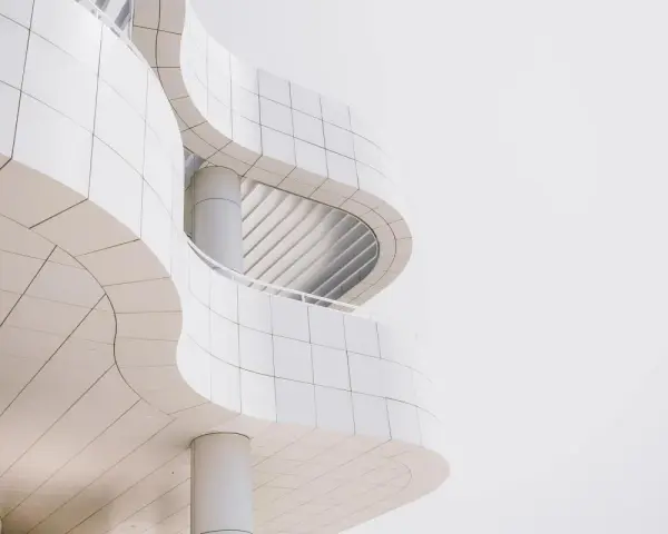 Lignes courbes et épurées d'une architecture blanche, une parfaite photo minimaliste définition.