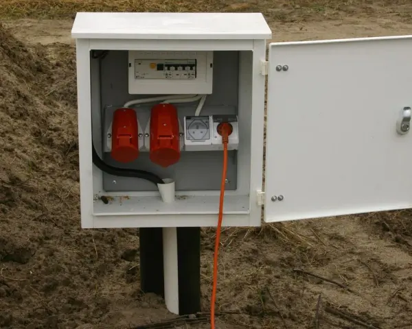 Skrzynka elektryczna na działce: Co dalej? Podłącz prąd do domu!