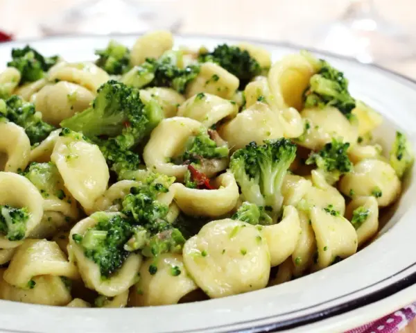 Makaron orecchiette z brokułami i chili. Pyszne danie, które świetnie smakuje samo lub z dodatkiem anchois.