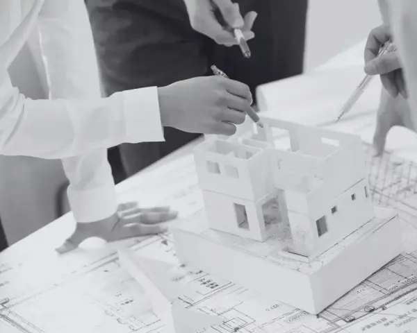 Architekci analizują projekt domu. Gdybyś miał do czynienia z samowolą budowlaną, gdzie zgłosić, dowiesz się z dokumentacji technicznej.