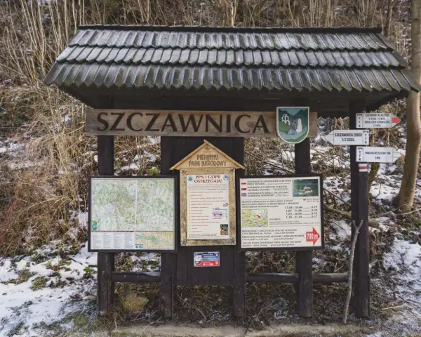 Zimowe Pieniny. Tablica informacyjna w Szczawnicy z mapą szlaków i informacjami o spływach Dunajcem.