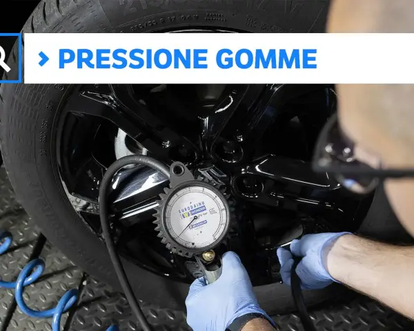 Controllo della pressione pneumatici Citroen C3 con manometro. La corretta pressione gomme è fondamentale per la sicurezza.