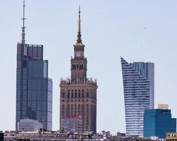 Warszawskie drapacze chmur, w tym Pałac Kultury i Nauki, symbolizują dynamiczną budowę miasta.