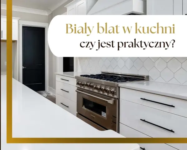 Nowoczesna kuchnia z białym blatem, który jest praktyczny mimo pozorów. Widoczna kuchenka i czarne drzwi.