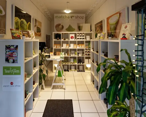 Innenansicht eines japanischen Teeladens in Berlin. Regale voller Matcha-Produkte und grüner Tee-Sorten.