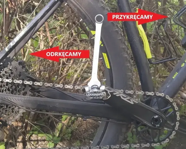 Klucz pokazuje, w którą stronę odkręcamy pedał, a strzałka wskazuje kierunek przykręcania.