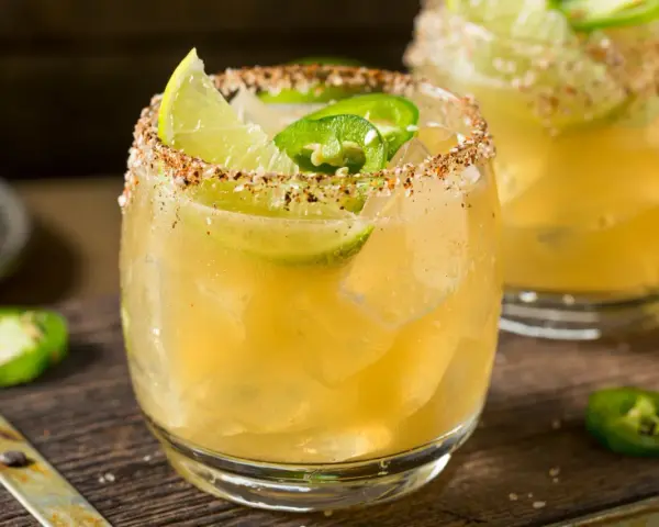 Spicy Margarita przepis: orzeźwiający drink z limonką i papryczką jalapeño, idealny na gorące dni.