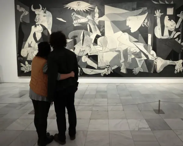 Para ogląda słynne **guernica obraz** Picassa, pełne bólu i chaosu.