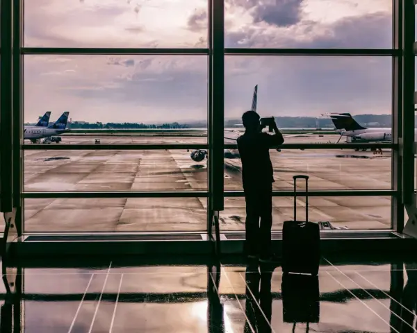 Płyny do Wizz Air: 100 ml, 1 litr i wyjątki. Spakuj bez stresu!