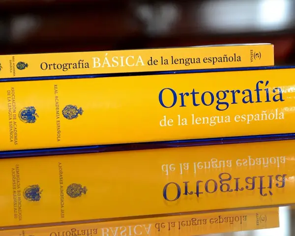 Libros de "Ortografía de la lengua española" de la Real Academia Española, esenciales para aprender el abecedario español.