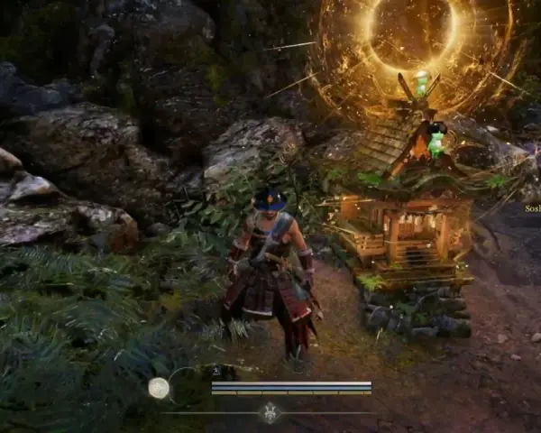 Un guerrero se acerca a un santuario de Nioh, rodeado de vegetación y rocas. Una luz dorada emana del santuario.