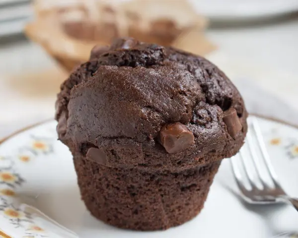 Saftige Muffins mit Joghurt und Schokolade, perfekt für den Kaffeetisch.