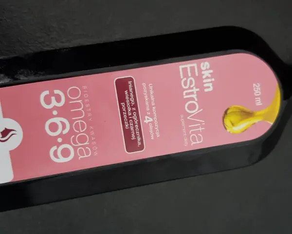 Butelka suplementu diety EstroVita Omega 3-6-9 z koenzymem Q10 i witaminami.