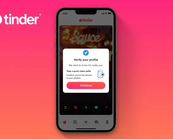 Ekran telefonu z aplikacją Tinder. Wyskakujące okienko prosi o weryfikację profilu przez selfie wideo. Może to pomóc w znalezieniu par, gdy jest tinder brak par.