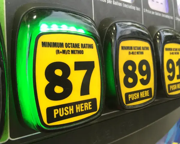 Pannelli luminosi verdi e neri indicano le opzioni di benzina: 87, 89 e 91 ottani. Scegli il tuo super è benzina!