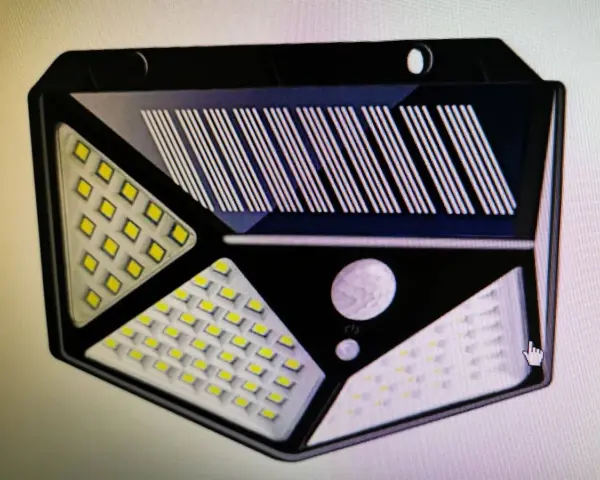 Czarna lampa solarna z wieloma diodami LED i panelem słonecznym. Zastanawiasz się, dlaczego nowa lampa solarna nie świeci? Sprawdź instrukcję.