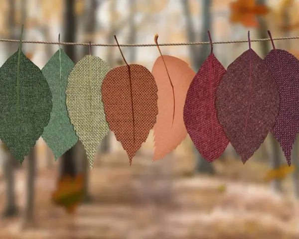 Hojas de tela de otoño colgadas en una cuerda. Ideas de cosas para hacer con telas, como manualidades o decoración.