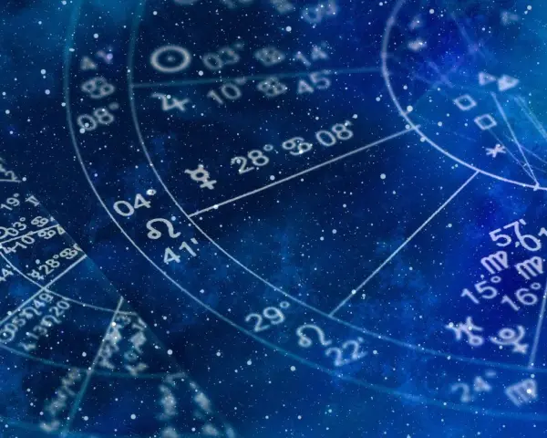 Astrologia co to? Widok na niebo z gwiazdami i symbolami zodiaku, tworzący tajemniczy, kosmiczny klimat.