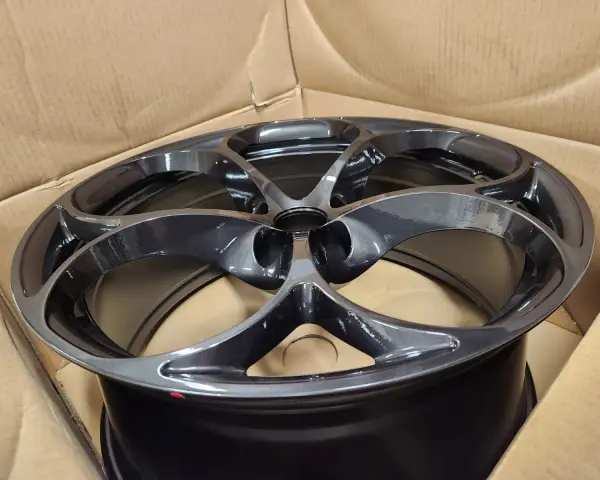 Cerchi Stelvio 20 pollici, design a 5 razze, finitura grigio antracite lucido, appena usciti dalla scatola.