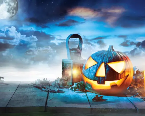 En läskig pumpa lyser upp en mörk natt med fullmåne, perfekt för halloween i Sverige.