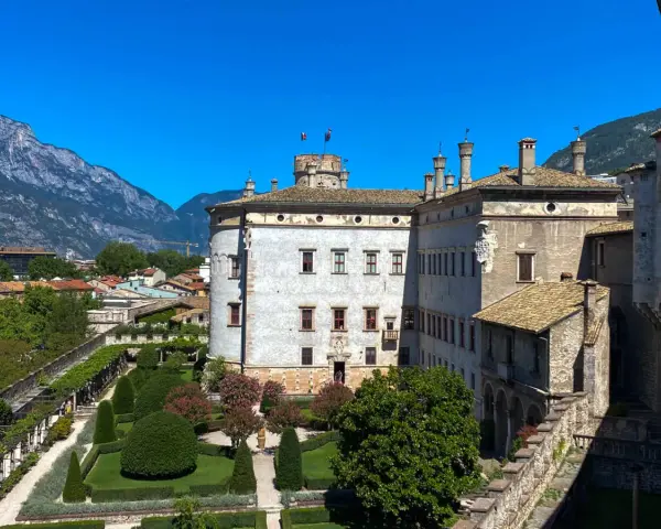 Il Castello del Buonconsiglio, con i suoi giardini curati e le montagne sullo sfondo, sembra custodire antiche leggende.
