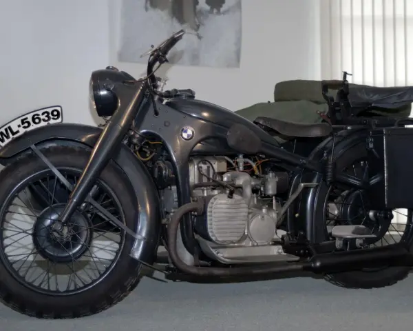 Stary motocykl BMW z koszem, z tablicą rejestracyjną WL-5639. Ten klasyk z Niemiec to prawdziwa gratka dla fanów motoryzacji.