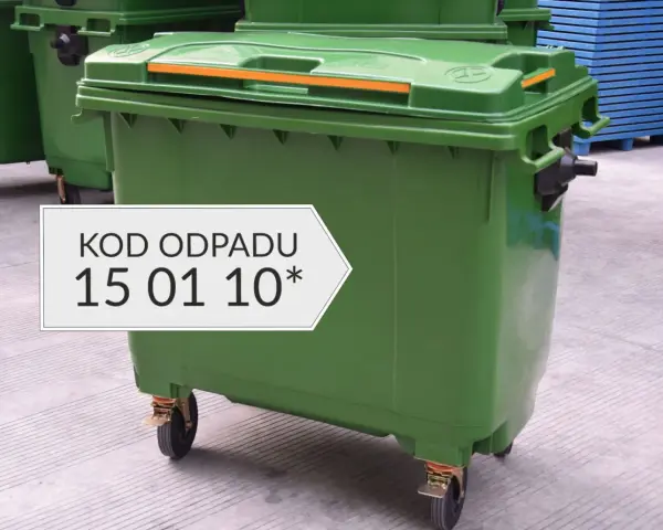 Zielony kosz na śmieci z kółkami, oznaczony kodem odpadu 15 01 10*.