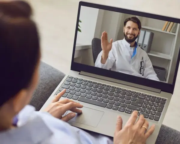 Konsultacja online z lekarzem, który wyjaśnia, jak postępować z seksoholikiem.