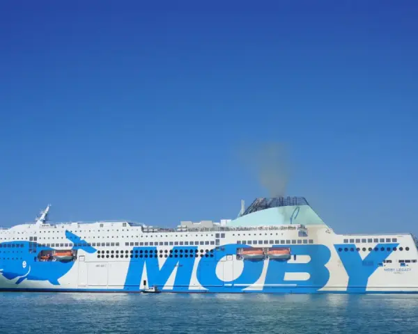 Ogromny prom Moby Legacy z wielorybem na burcie, gotowy do rejsu na Sardynię.