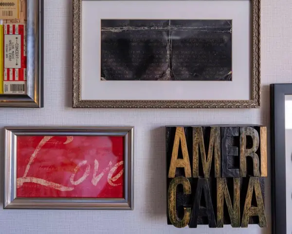 Fajne pomysły na zdjęcia na ścianie: bilety koncertowe, ręcznie pisany tekst, obrazek z napisem "Love" i litery tworzące słowo "AMERICANA".