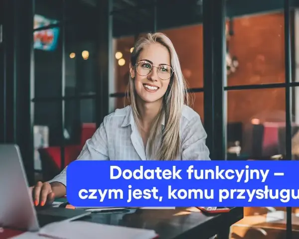 Uśmiechnięta blondynka w okularach pracuje przy laptopie. Na ekranie widoczny tekst: "Dodatek funkcyjny – czym jest, komu przysługuje".
