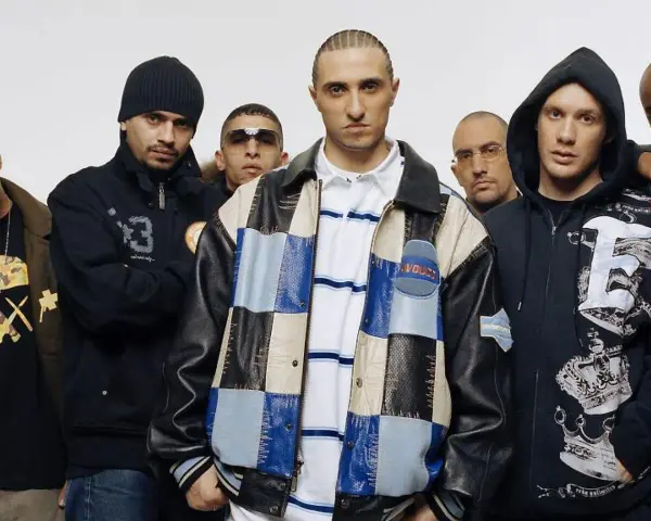 Les membres de Fonky Family posent ensemble, un groupe de rappeurs marseillais au style affirmé.